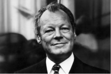 Schwarz-Weiß-Porträt von Willy Brandt. Öffnet den Lebenslauf mit den wichtigsten Stationen seines Werdegangs.