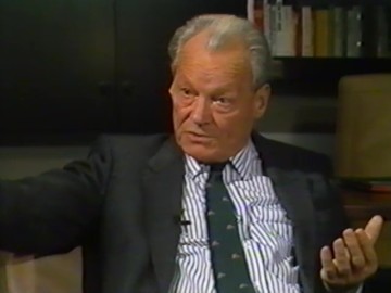 Fotoausschnitt aus einem Interview von Horst Schättle mit Willy Brandt für die ZDF-Sendung „Zeugen des Jahrhunderts“ im Dezember 1988 zu Brandts Bruch mit der SPD 1931.