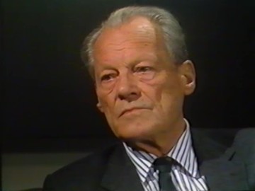 Fotoausschnitt aus einem Interview von Horst Schättle mit Willy Brandt für die ZDF-Sendung „Zeugen des Jahrhunderts“ im Dezember 1988 zu Brandts Flucht aus Deutschland 1933.