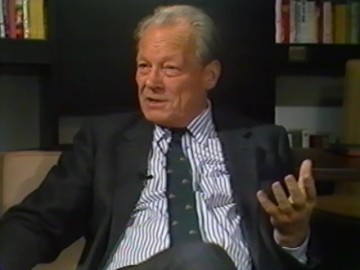 Fotoausschnitt aus einem Interview von Horst Schättle mit Willy Brandt für die ZDF-Sendung „Zeugen des Jahrhunderts“ im Dezember 1988 zu Brandts Berlin-Aufenthalt 1936.