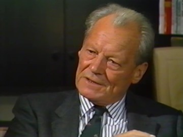 Fotoausschnitt aus einem Interview von Horst Schättle mit Willy Brandt für die ZDF-Sendung „Zeugen des Jahrhunderts“ im Dezember 1988 zu Brandts Ausbürgerung 1938.