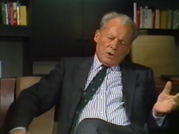 Fotoausschnitt aus einem Interview von Horst Schättle mit Willy Brandt für die ZDF-Sendung „Zeugen des Jahrhunderts“ im Dezember 1988 zur Gefangennahme in Norwegen 1940.