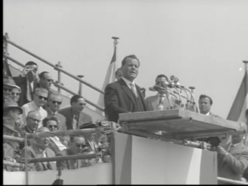 Fotoausschnitt aus der Wochenschau vom 5. Mai 1959 zu Brandts Rede bei der 1. Maikundgebung in Berlin.