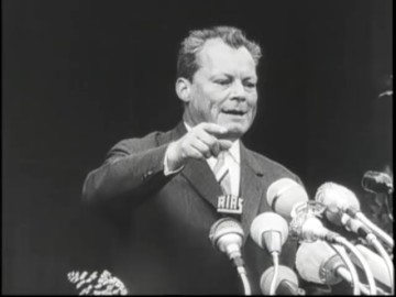 Fotoausschnitte aus Brandts Rede vor dem Abgeordnetenhaus am 13.08.1961 anlässlich des Baus der Berliner Mauer.