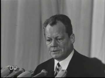 Fotoausschnitt aus der Wochenschau vom 19. März 1968: Willy Brandt nimmt Stellung zu den gewaltsamen Streitigkeiten der Außerparlamentarischen Opposition und der SPD.