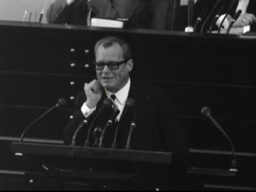 Fotoausschnitt aus der Wochenschau vom 4. Juni 1968 zur Debatte um die geplanten Notstandsgesetze.