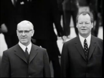 Fotoausschnitt aus der Wochenschau vom 26. Mai 1970: Der Ausschnitt zeigt Stophs Treffen mit Willy Brandt in Kassel am 21. Mai 1970.