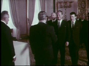 Fotoausschnitt aus der Wochenschau vom 18. August 1970: Bundeskanzler Willy Brandt besucht die Sowjetunion und unterschreibt den Moskauer-Vertrag, der die Beziehungen der Bundesrepublik Deutschland und der Sowjetunion verbessern soll.