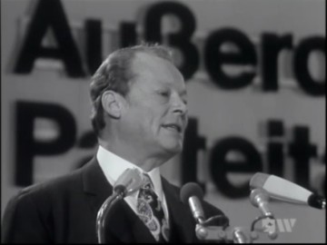 Fotoausschnitt aus der Wochenschau vom 23. November 1971 zum außerordentlichen SPD-Parteitag in Bonn.