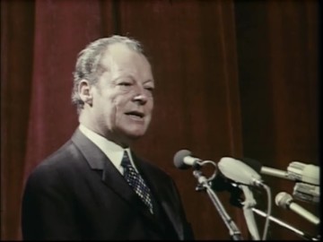 Fotoausschnitt aus der Deutschlandspiegel-Sendung vom 26. Juli 1972: Willy Brandt spricht am Bodensee bei der alljährlichen Versammlung auf der Nobelpreiswahl zum Thema Umweltschutz.