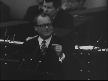 Fotoausschnitt aus der Wochenschau vom 23. Mai 1972: In diesem Ausschnitt geht es um die Debatte im Bundestag bezüglich der Ratifizierung der Ostverträge, die eine Annäherung zwischen Ost und West anstreben.