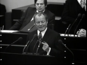 Fotoausschnitt aus der Wochenschau vom 13. November 1973 zu Brandts Rede im Bundestag zum Thema Energiekrise und autofreie Sonntage.