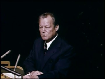 Fotoausschnitt aus einer Deutschlandspiegel-Sendung, die Ausschnitte aus Brandts Rede vor den Vereinten Nationen am 26.09.1973 zeigt.