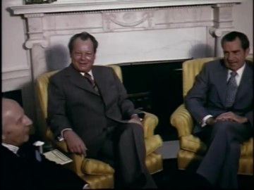 Fotoausschnitt aus einer Deutschlandspiegel-Sendung zur Darstellung des Besuchs von Willy Brandt bei US-Präsident Nixon und des Besuchs von Generalsekräter Leonid Breschnew in Bonn.