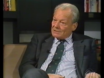 Fotoausschnitt aus einem Interview von Horst Schättle mit Willy Brandt für die ZDF-Sendung „Zeugen des Jahrhunderts“ im Dezember 1988 zum Tarifkonflikt im Öffentlichen Dienst 1974.