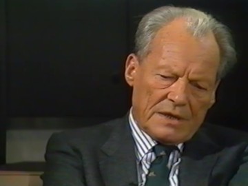 Fotoausschnitt aus einem Interview von Horst Schättle mit Willy Brandt für die ZDF-Sendung „Zeugen des Jahrhunderts“ im Dezember 1988 zu Brandts Rücktritt als Kanzler 1974 und über die Rolle Herbert Wehners in der Guillaume-Affäre.