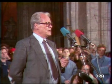 Fotoausschnitt aus einer Sendung des DDR-Fernsehens, der die Rede Willy Brandts in der Rostocker Marienkirche am 6. Dezember 1989 zeigt.