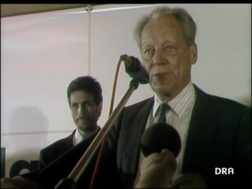 Fotoausschnitt aus einer Sendung des DDR-Fernsehens zur Volkskammerwahl 1990. Willy Brandt zieht dazu Bilanz.