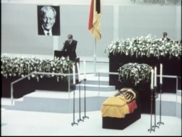 Fotoausschnitt aus Deutschlandspiegel vom 17. Oktober 1992 vom Staatsakt für Willy Brandt im Berliner Reichstag.