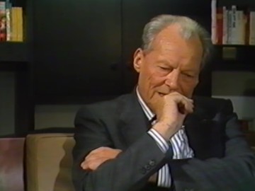 Fotoausschnitt aus einem Interview von Horst Schättle mit Willy Brandt für die ZDF-Sendung „Zeugen des Jahrhunderts“ im Dezember 1988 zu Brandts Kontakten zu Adam von Trott und Julius Leber im Kampf gegen die Nationalsozialisten.