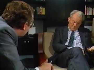 Fotoausschnitt aus einem Interview von Horst Schättle mit Willy Brandt für die ZDF-Sendung „Zeugen des Jahrhunderts“ im Dezember 1988 zu Konrad Adenauer und Kurt Schumacher und warum die Große Koalition mit diesen beiden Persönlichkeiten nicht zustande kommen konnte.