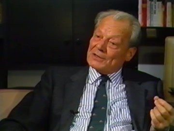 Fotoausschnitt aus einem Interview von Horst Schättle mit Willy Brandt für die ZDF-Sendung „Zeugen des Jahrhunderts“ im Dezember 1988 zu Brandts Rolle im Kalten Krieg.