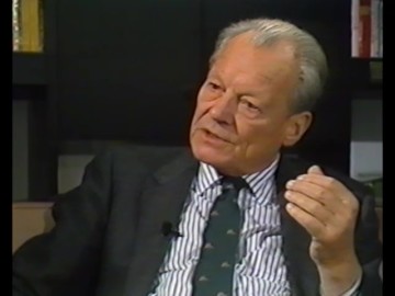 Fotoausschnitt aus einem Interview von Horst Schättle mit Willy Brandt für die ZDF-Sendung „Zeugen des Jahrhunderts“ im Dezember 1988 zum Thema „Oder-Neiße-Grenze“.