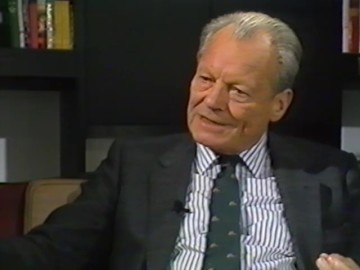 Fotoausschnitt aus einem Interview von Horst Schättle mit Willy Brandt für die ZDF-Sendung „Zeugen des Jahrhunderts“ im Dezember 1988 zur Aufrüstungen in Zeiten der Entspannung.