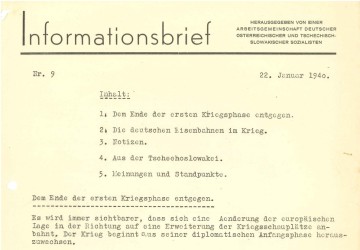 Ausschnitt eines Informationsbriefes der Arbeitsgemeinschaft Deutscher, Österreichischer und Tschechisch-Slowakischer Sozialisten vom 22. Januar 1940. Inhaltsverzeichnis: 1. Dem Ende der ersten Kriegsphase entgegen. 2. Die deutsche Eisenbahn im Krieg. 3. Notizen. 4. Aus der Tschechoslowakei. 5. Meinungen und Standpunkte. Zu „Dem Ende der ersten Kriegsphase entgegen“ steht: „Es wird immer sichtbarer, dass sich eine Änderung der europäischen Lage in der Richtung auf eine Erweiterung der Kriegsschauplätze anbahnt. Der Krieg beginnt aus seiner diplomatischen Anfangsphase herauszuwachsen.“ Hier endet der Abschnitt.