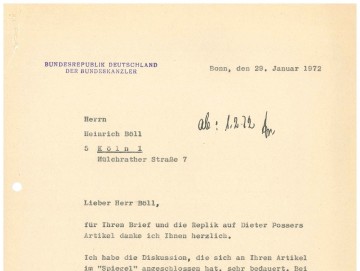 Ausschnitt eines Briefes von Bundeskanzler Willy Brandt vom 29. Januar 1972 an Heinrich Böll: „Lieber Herr Böll, für Ihren Brief und die Replik auf Dieter Possers Artikel danke ich Ihnen herzlich. Ich habe die Diskussion, die sich an Ihren Artikel im „Spiegel“ angeschlossen hat, sehr bedauert. Bei“. Hier endet der Ausschnitt.