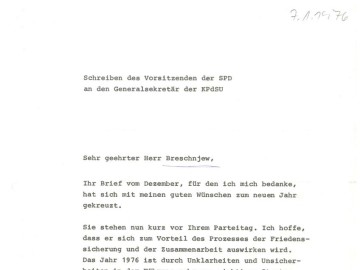 Zu sehen ist der Ausschnitt eines Briefes von Willy Brandt als Vorsitzender der SPD an Leonid Breschnew, den Generalsekretär der KPdSU, aus dem Jahr 1976 mit folgendem Wortlaut: „Sehr geehrter Herr Breschnjew, Ihr Brief vom Dezember, für den ich mich bedanke, hat sich mit meinen guten Wünschen zum neuen Jahr gekreuzt. Sie stehen nun kurz vor Ihrem Parteitag. Ich hoffe, dass er sich zum Vorteil des Prozesses der Friedenssicherung und der Zusammenarbeit auswirken wird. Das Jahr 1976 ist durch Unklarheiten und Unsicher“. Hier endet der Ausschnitt.