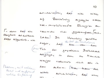 Zu sehen ist ein Ausschnitt des Manuskriptes von Willy Brandt für sein Buch „Erinnerungen“. Neben dem handgeschriebenen Text, der schwer lesbar ist, sieht man auch einige nachträgliche Änderungen des Textes.